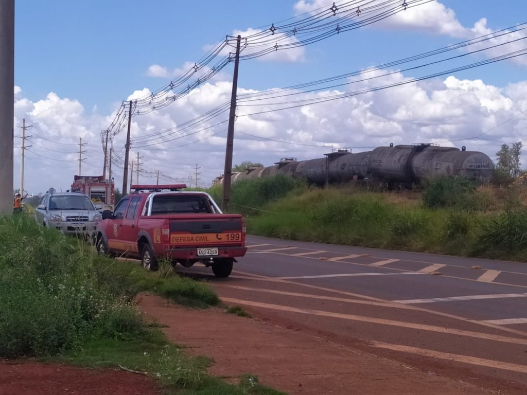 Vagão de trem que transportava álcool se solta e órgãos são acionados para prevenir incidentes