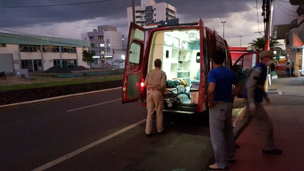 Idosa de 74 anos é atingida por carro na Av. Carlos Gomes e Siate é mobilizado