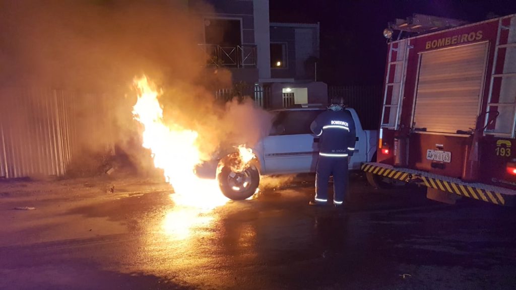 Caminhonete S10 pega fogo no Bairro São Cristóvão; Bombeiros foram mobilizados