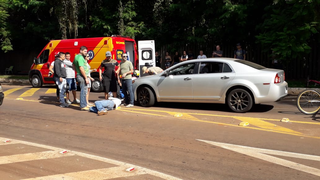 Criança de bicicleta é atingida por carro e fica gravemente ferida; motorista foi agredido Imagem referente a Criança de bicicleta é atingida por carro e fica gravemente ferida; motorista foi agredido
