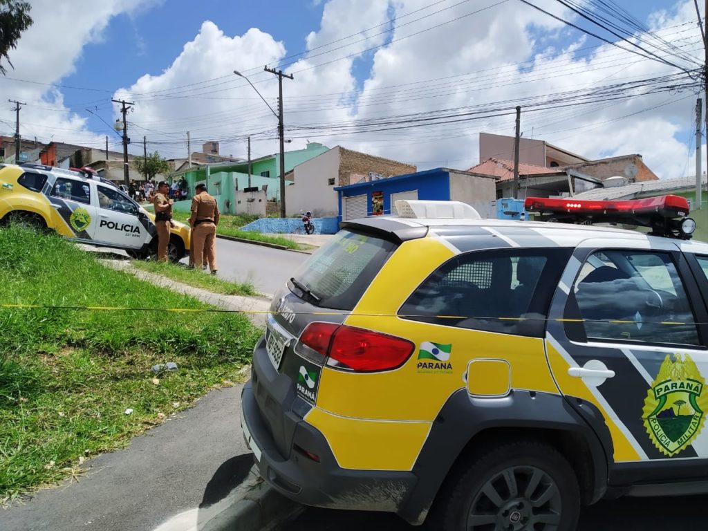 Dupla desce de carro e mata comerciante a tiros em Colombo; irmão de 10 anos conseguiu fugir