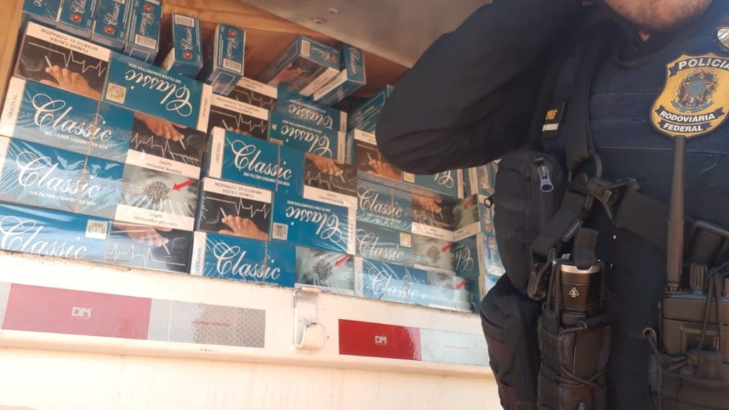 PRF apreende caminhão com 200 mil carteiras de cigarros contrabandeados em Cafezal do Sul