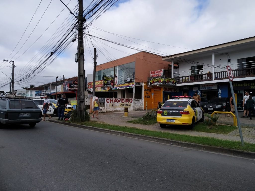 Jovem dorme em cadeira de bar e morre a tiros no Bairro Santa Felicidade, em Curitiba