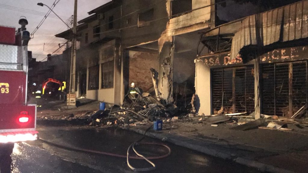 Incêndio em bicicletaria: imediações continuam sem energia e não há previsão para fim dos trabalhos de rescaldo