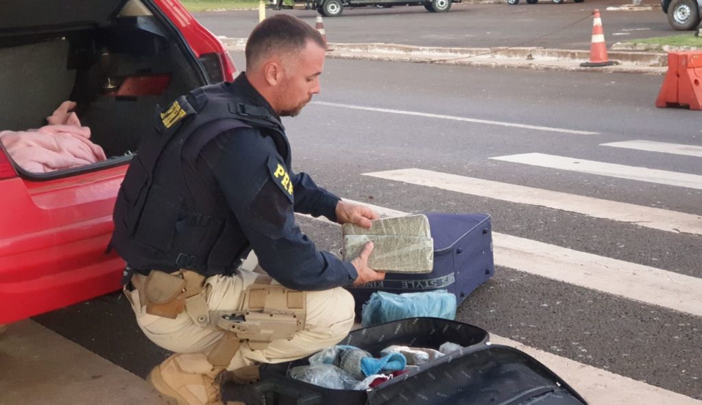 PRF prende casal com drogas escondidas na bagagem da filha de apenas 5 anos
