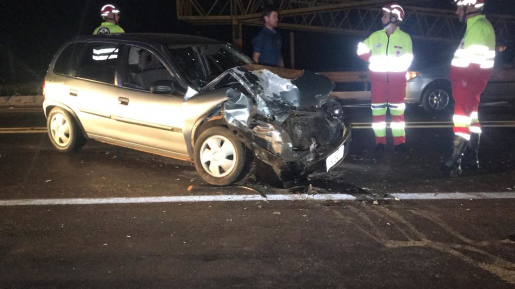 Engavetamento envolve três carros e um ônibus no Trevo Cataratas