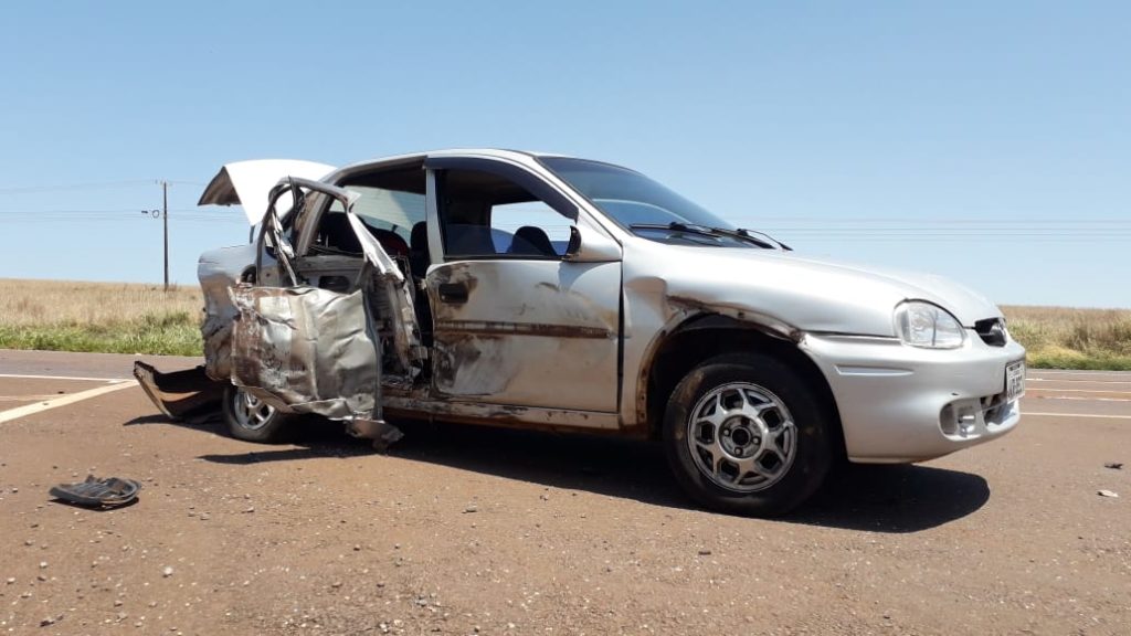 Pneu de Corsa estoura e atinge caminhão na BR-467, em Cascavel Pneu de Corsa estoura e atinge caminhão na BR-467, em Cascavel