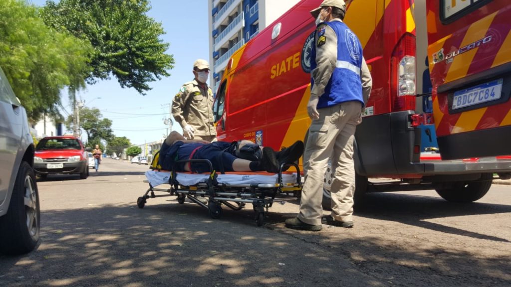 Rapaz cai de moto e fica ferido no Bairro Maria Luiza Rapaz cai de moto e fica ferido no Bairro Maria Luiza