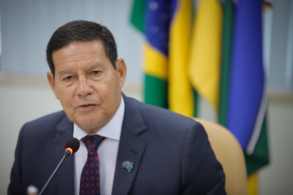 Mourão entra em isolamento após contato com servidor com coronavírus