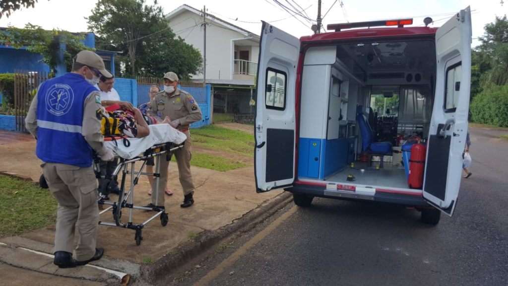 Idosa de 64 anos é socorrido pelo Siate após queda no Bairro Cancelli