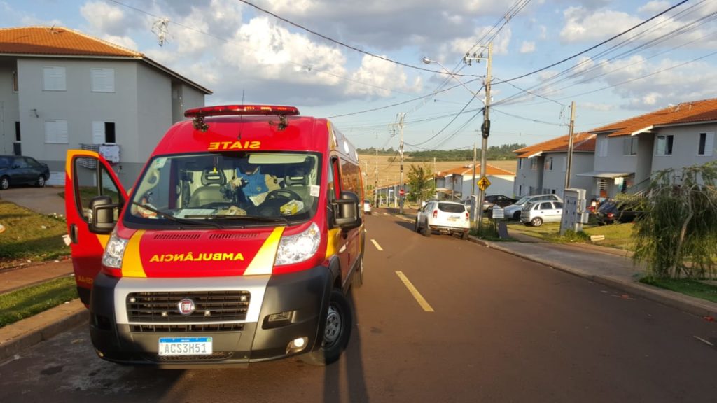 Homem com ferimento na mão é socorrido pelo Siate no Riviera