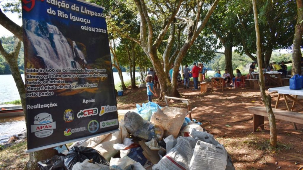 Pescadores amadores recolhem cerca de 800 Kg de lixo no Rio Iguaçu, em Sulina