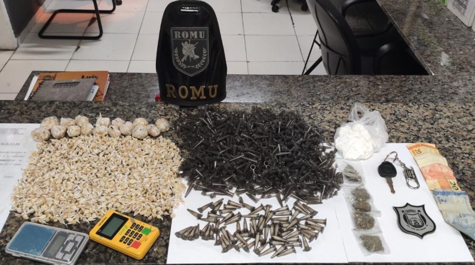 Três suspeitos são presos e cerca de 2 mil pedras de crack são apreendidas em casa na RMC Imagem referente a Três suspeitos são presos e cerca de 2 mil pedras de crack são apreendidas em casa na RMC