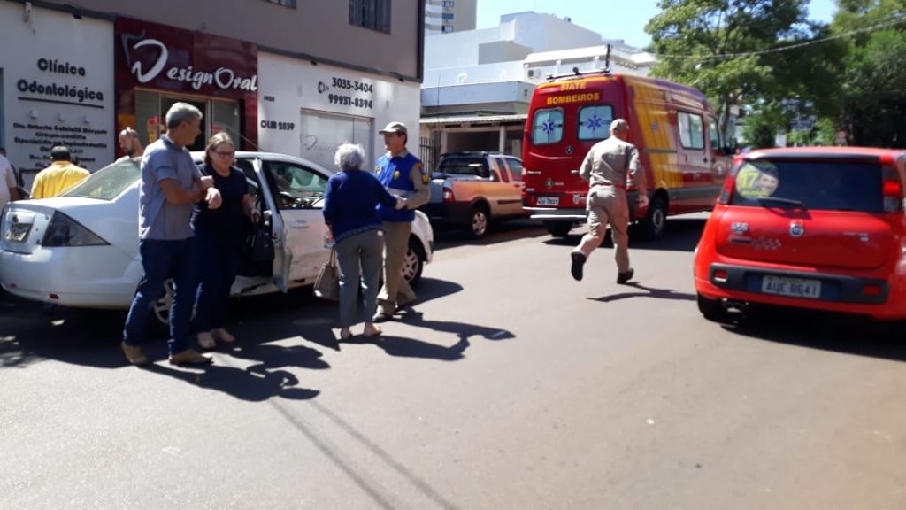 Carros batem na Rua Minas Gerais e cinco ficam feridos Carros batem na Rua Minas Gerais e cinco ficam feridos