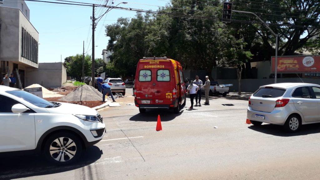 Ciclista é atingido por carro no Bairro Neva, em Cascavel Ciclista é atingido por carro no Bairro Neva, em Cascavel
