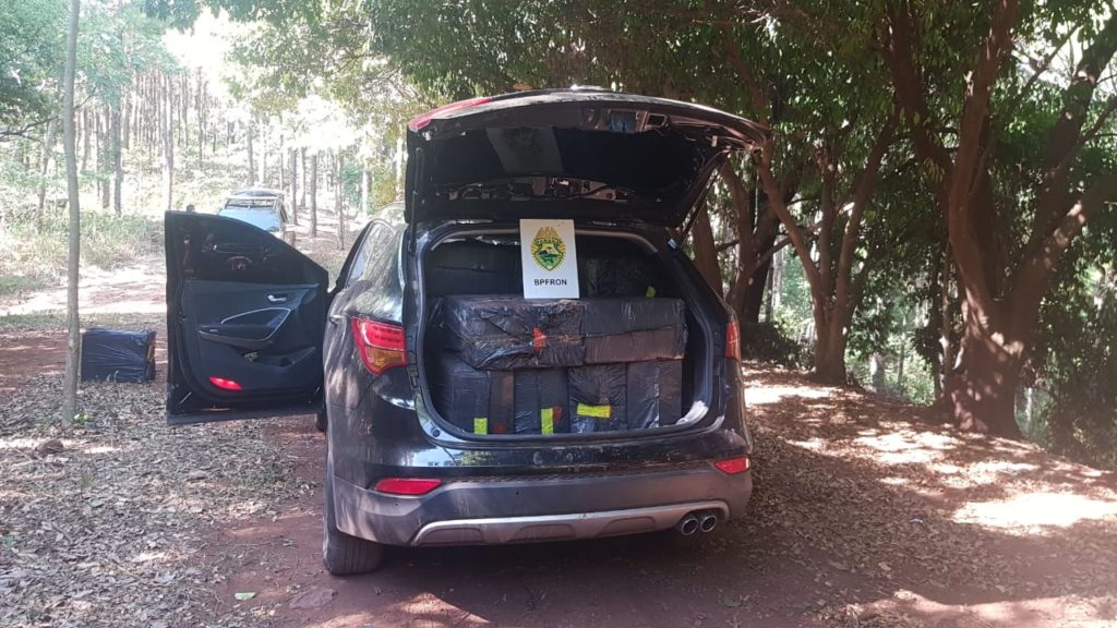 BPFron recupera carro roubado e apreende grande carga de cigarros contrabandeados em Missal