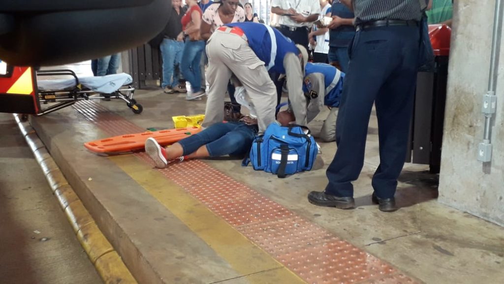 Em plataforma de embarque, mulher é atingida por ventarola de ônibus