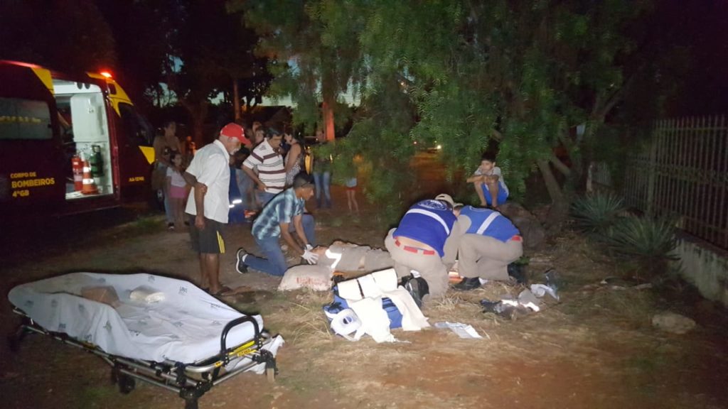 Batida entre motos deixa dois feridos no Periolo; um deles sofreu fraturas em braço e perna