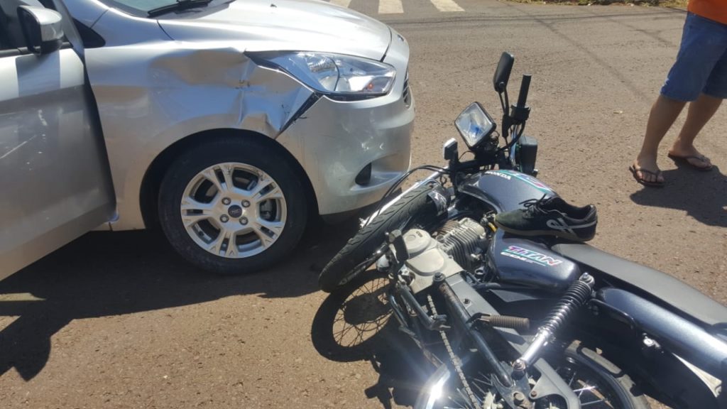 Carro e moto batem em cruzamento no Bairro Periolo Carro e moto batem em cruzamento no Bairro Periolo