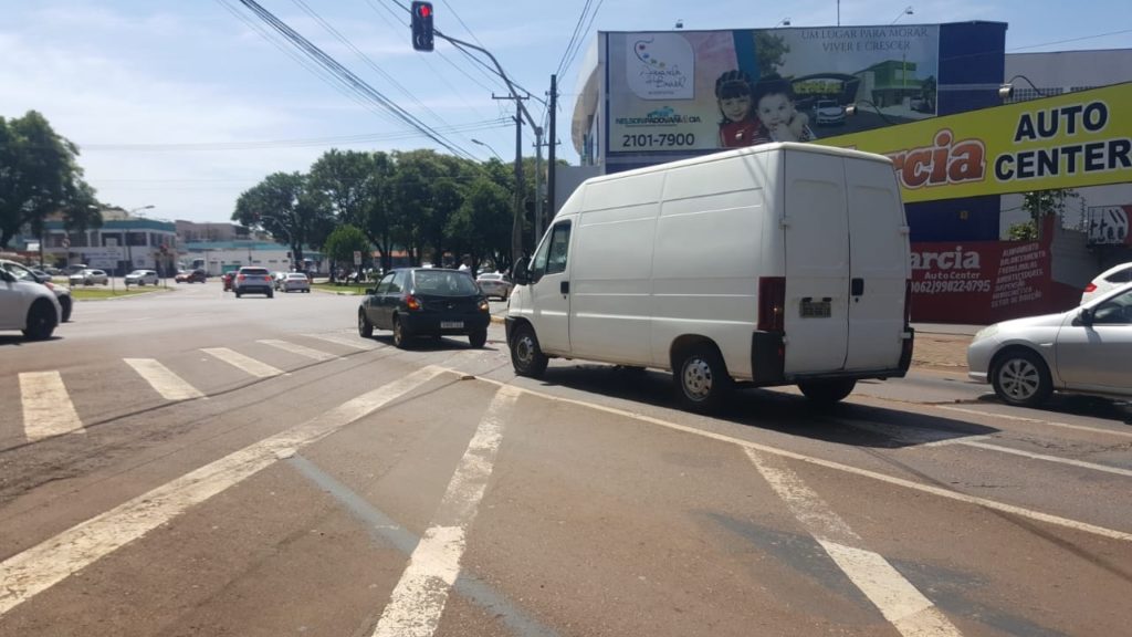 Acidente de trânsito entre Van e Fiesta é registrado na Rua Erechim Acidente de trânsito entre Van e Fiesta é registrado na Rua Erechim