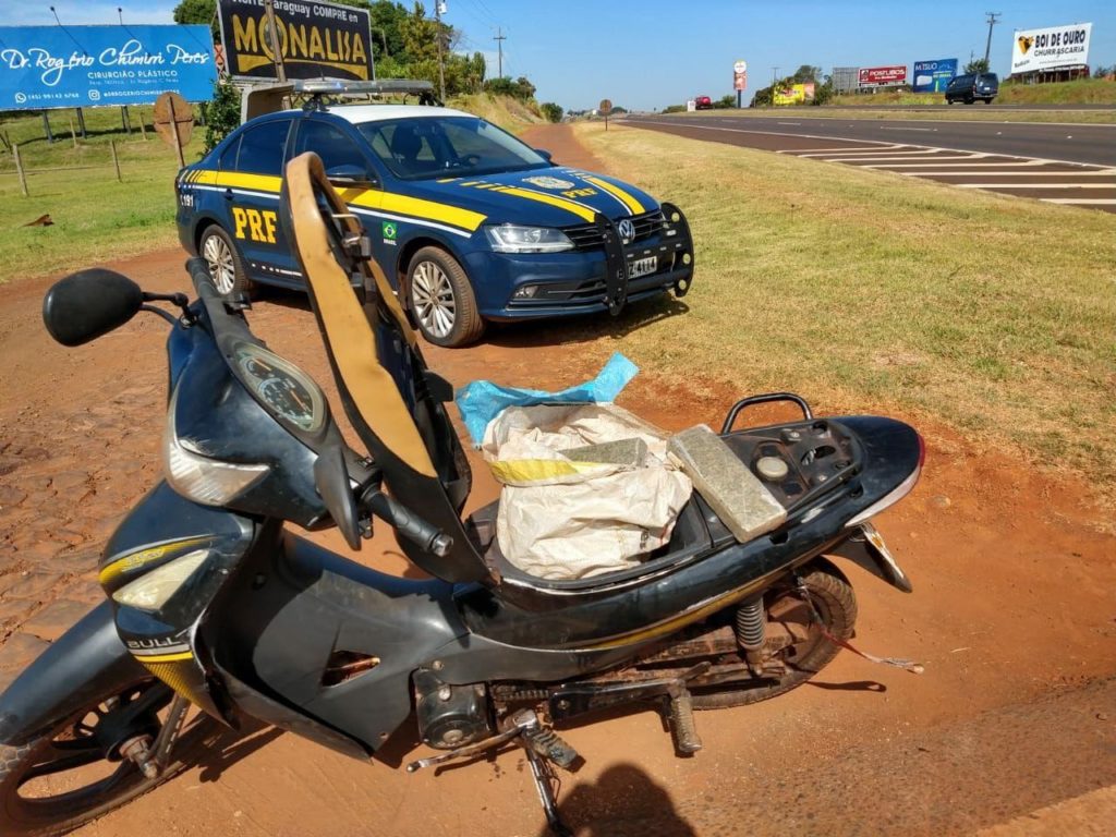 PRF prende motociclista com sacola de maconha entre as pernas no Paraná PRF prende motociclista com sacola de maconha entre as pernas no Paraná
