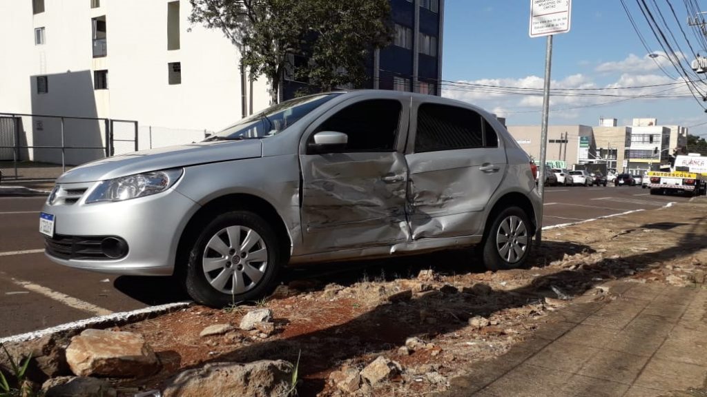 Gol sobe na calçada após acidente de trânsito na Rua Rio de Janeiro Gol sobe na calçada após acidente de trânsito na Rua Rio de Janeiro