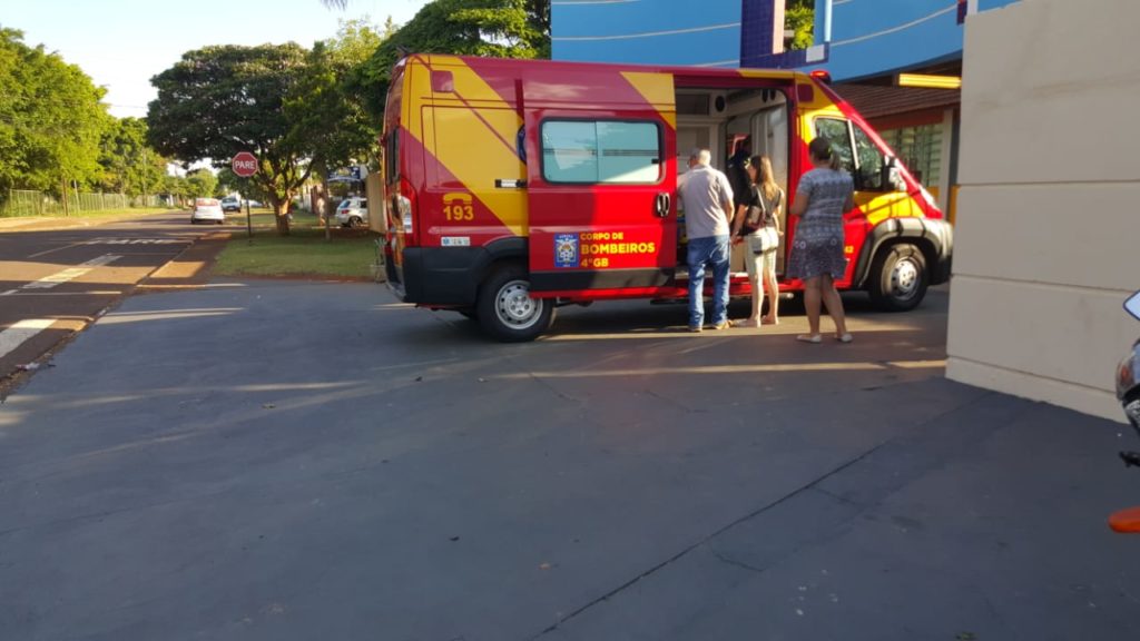 Mulher com ferimento na cabeça é socorrida pelo Siate em escola no Bairro Paulo Godoy