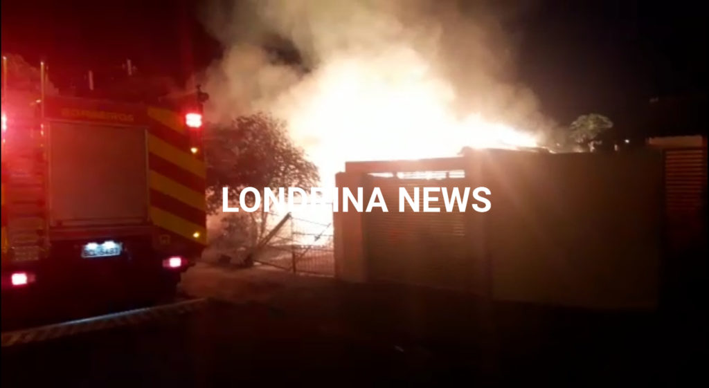 Casa de madeira é destruída por incêndio na Zona Norte de Londrina