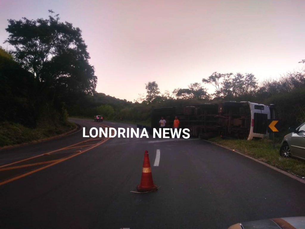 Caminhão carregado com legumes tomba em curva da PR-445, em Londrina