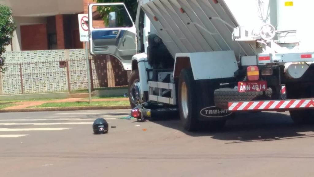 Moto para embaixo de caminhão após colisão em Palotina