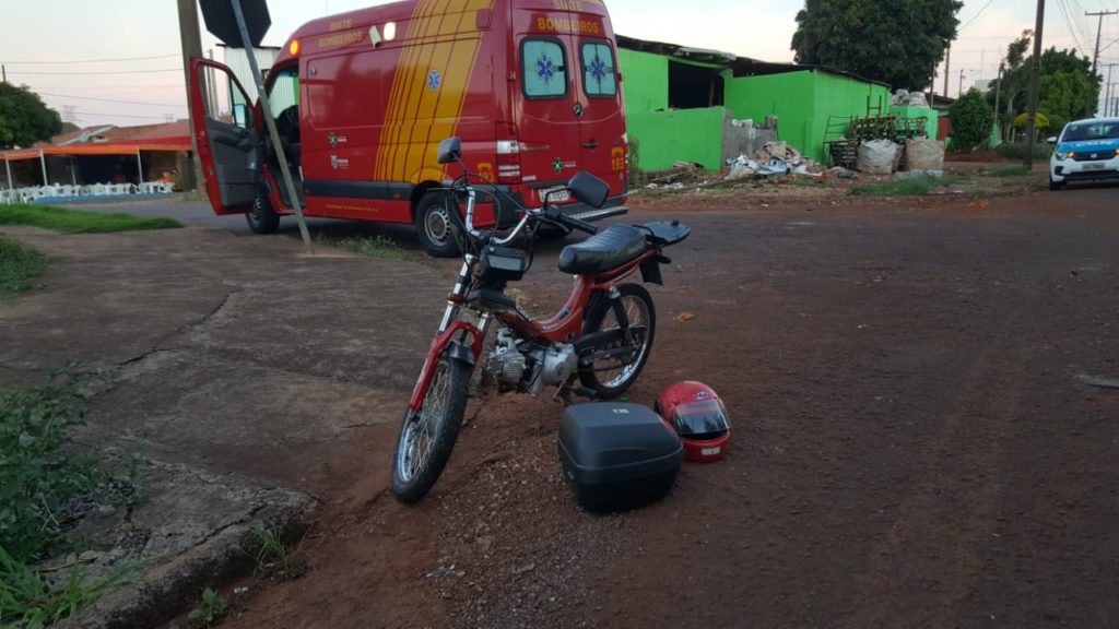 Homem de 62 anos cai com moto ao escorregar em pedrinhas soltas em rua do Santa Felicidade
