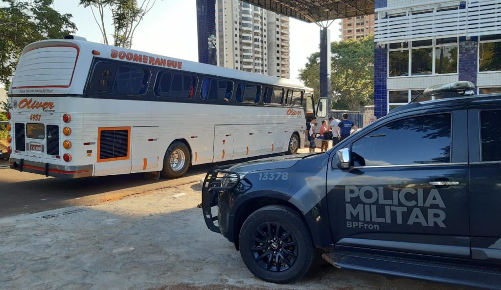Dois ônibus que transportavam contrabando são apreendidos durante a Operação Hórus em Medianeira
