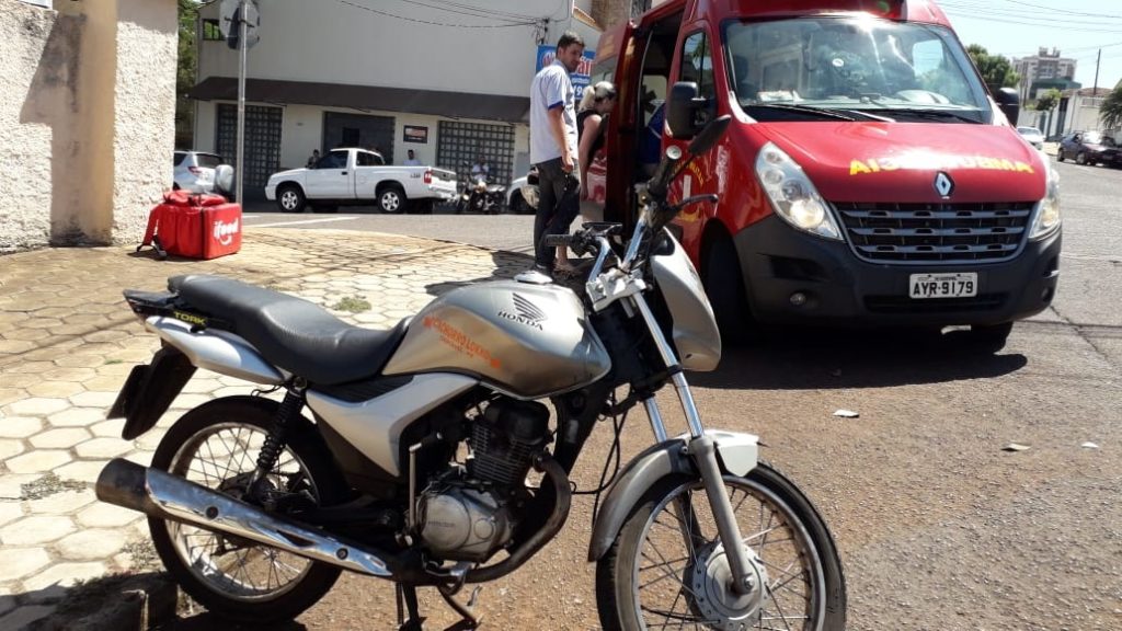 Carro e moto batem em cruzamento na região do Ciro Nardi Carro e moto batem em cruzamento na região do Ciro Nardi