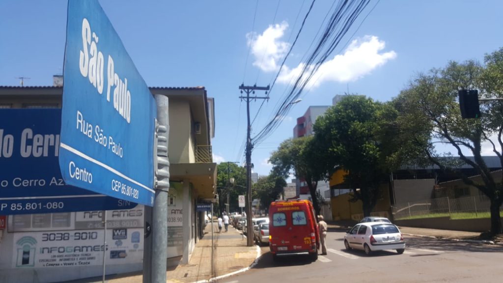 Homem é atropelado por carro na Rua São Paulo Homem é atropelado por carro na Rua São Paulo