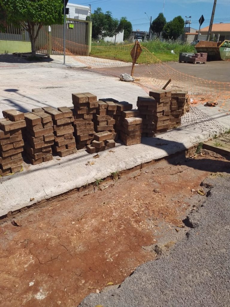 Obra inacabada na frente de escola no Bairro Universitário gera reclamação de moradora Obra inacabada na frente de escola no Bairro Universitário gera reclamação de moradora