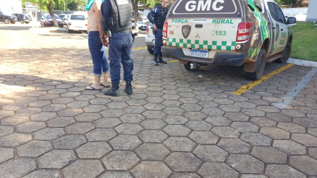 Rapaz desacata agentes da Cettrans, tenta fugir da GM e diz que agiu após “ser desafiado” em grupo de app de mensagens