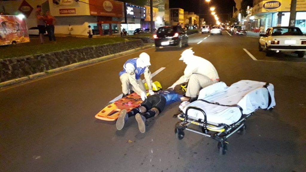 Idoso sofre queda de bicicleta na Avenida Carlos Gomes e é socorrido pelo Siate