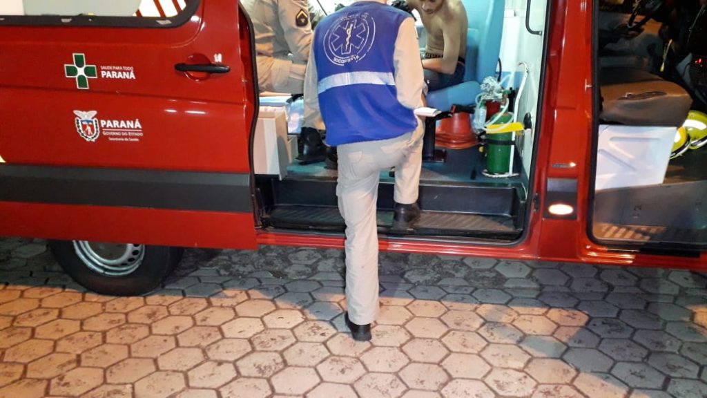 Em ‘dividida’ durante partida de futebol, jovem sofre luxação em ombro e precisa do socorro do Siate