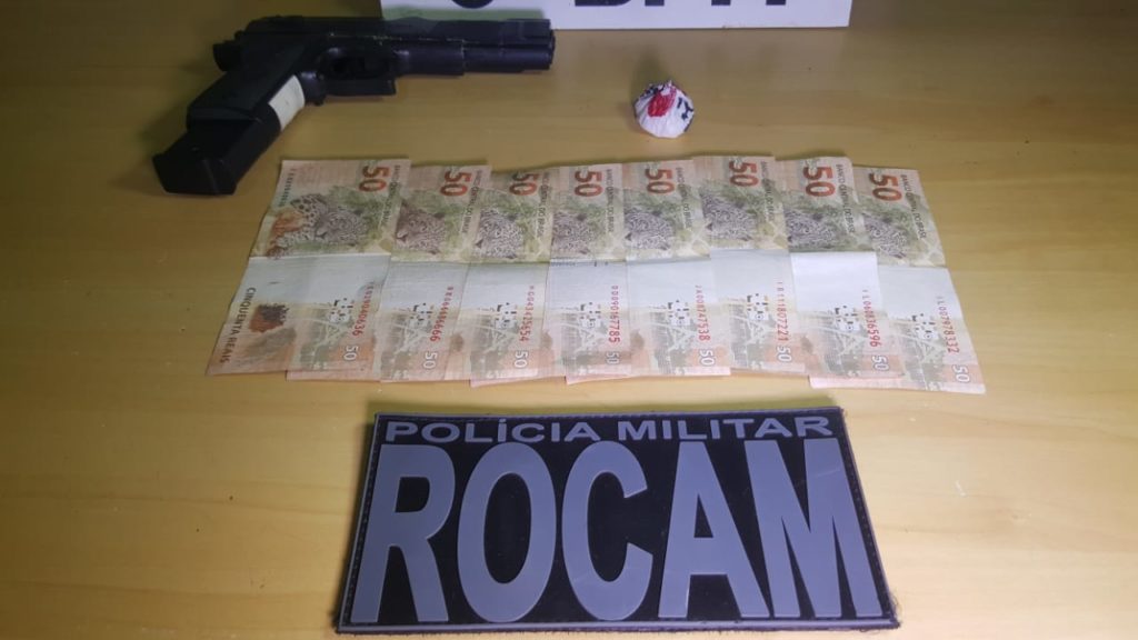 ROCAM detém dupla e faz apreensão de bucha de cocaína e simulacro de pistola