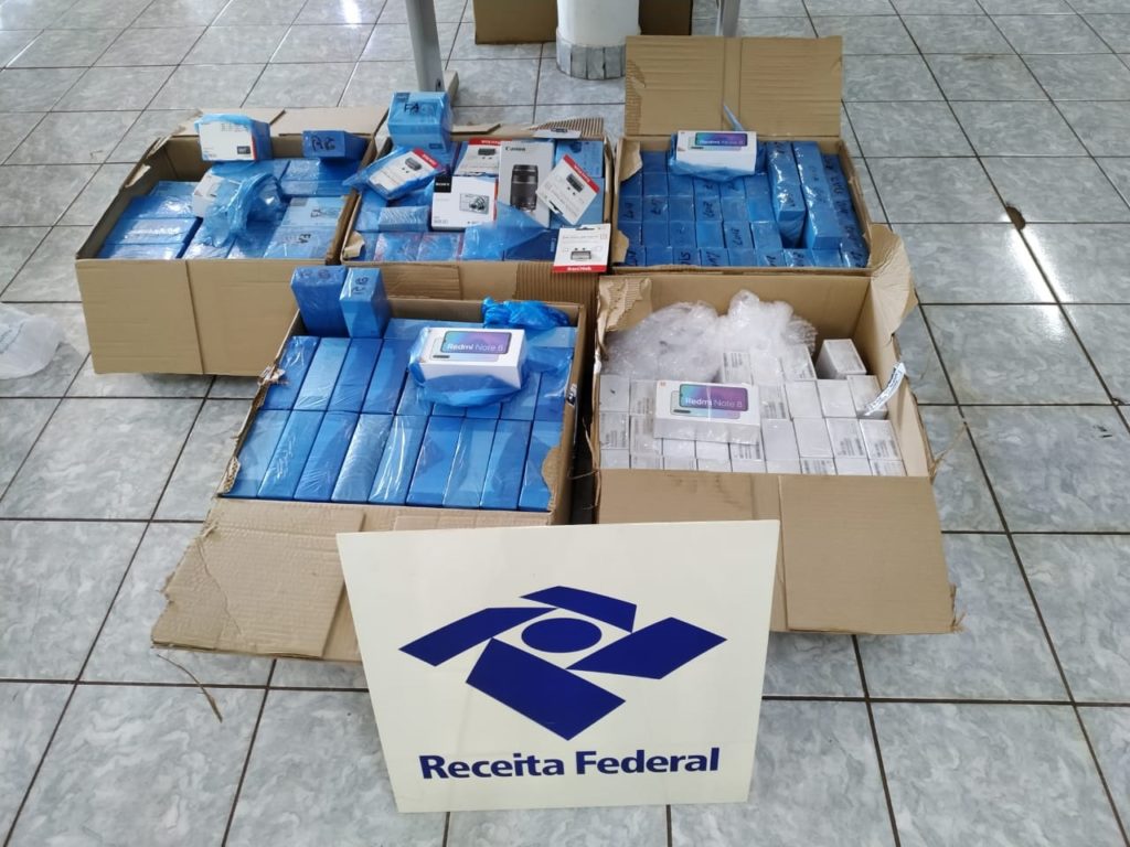 Receita Federal apreende celulares e máquinas fotográficas em transportadoras de Cascavel Receita Federal apreende celulares e máquinas fotográficas em transportadoras de Cascavel