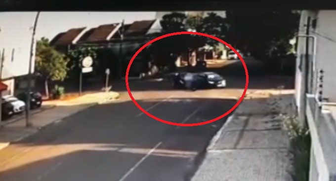 Câmera registra acidente entre carros no Bairro Coqueiral Câmera registra acidente entre carros no Bairro Coqueiral
