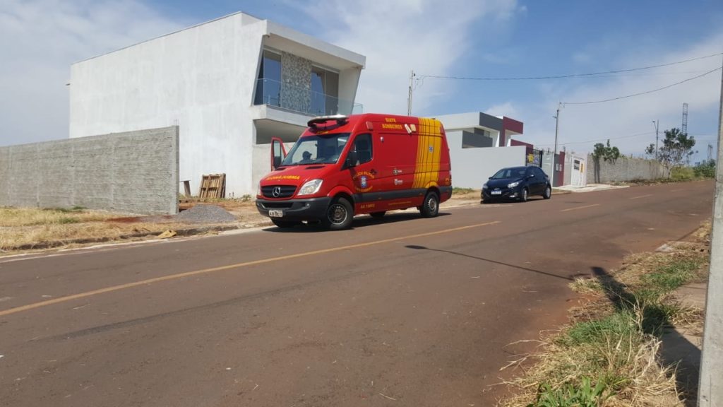 Mulher se fere com caco de vidro é é socorrida pelo Siate no Bairro Universitário Mulher se fere com caco de vidro é é socorrida pelo Siate no Bairro Universitário