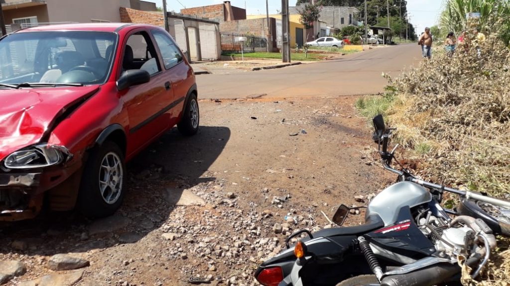 Carro e moto batem em cruzamento no Bairro Morumbi Carro e moto batem em cruzamento no Bairro Morumbi
