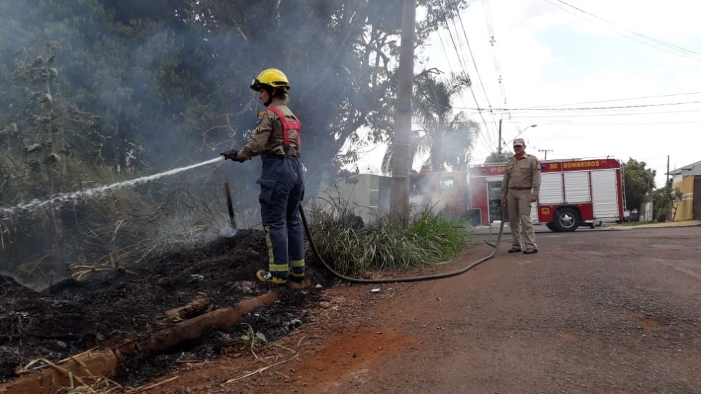 Bombeiros combatem incêndio em vegetação no Bairro Parque Verde Bombeiros combatem incêndio em vegetação no Bairro Parque Verde