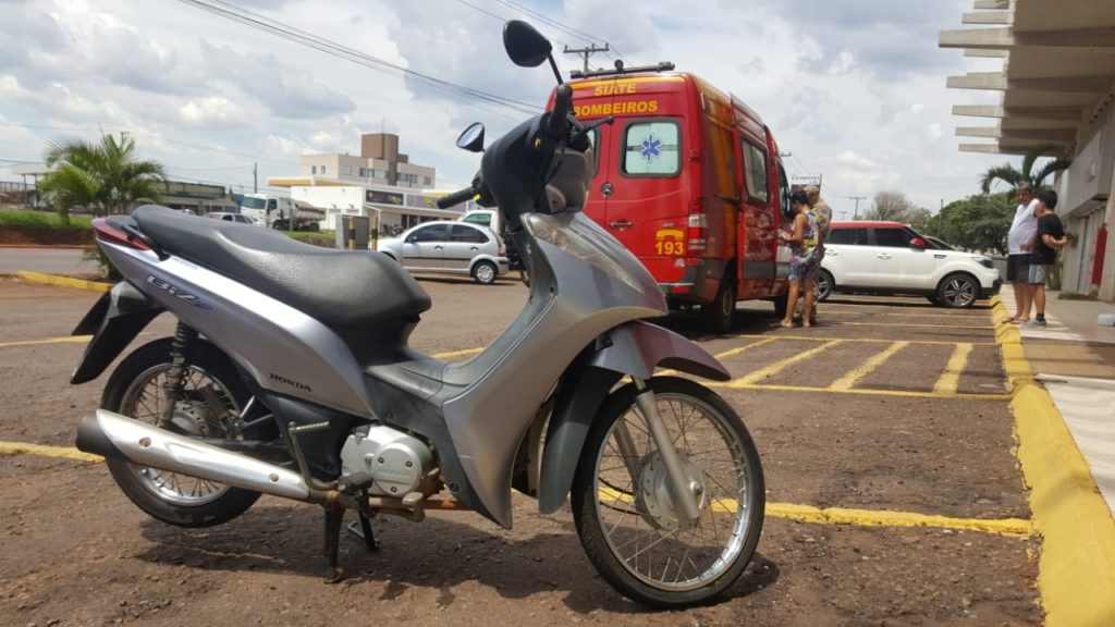 Dois ficam feridos após queda de moto na Avenida Carlos Gomes Dois ficam feridos após queda de moto na Avenida Carlos Gomes