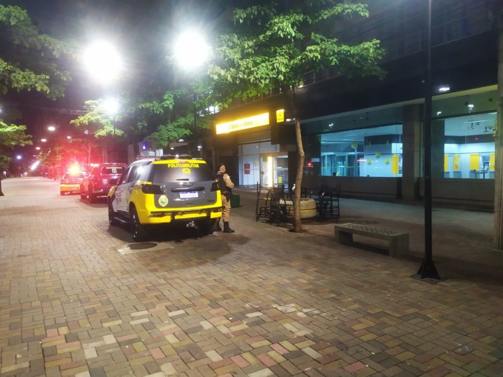Casal fica trancado dentro de agência bancária em Londrina