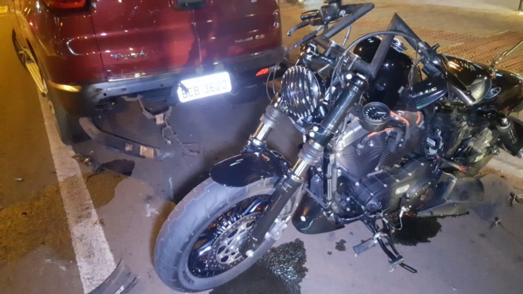 Moto Harley Davidson atinge traseira de Fiat Toro na Avenida Brasil e jovem fica ferido