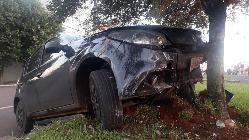Motorista perde o controle da direção e vai parar em cima do canteiro da Av. Carlos Gomes Imagem referente a Motorista perde o controle da direção e vai parar em cima do canteiro da Av. Carlos Gomes