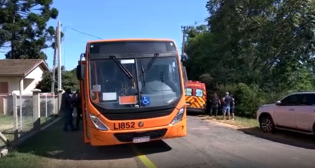 Curitiba: Motorista de aplicativo se joga de carro durante assalto e acaba atropelado por ônibus Curitiba: Motorista de aplicativo se joga de carro durante assalto e acaba atropelado por ônibus