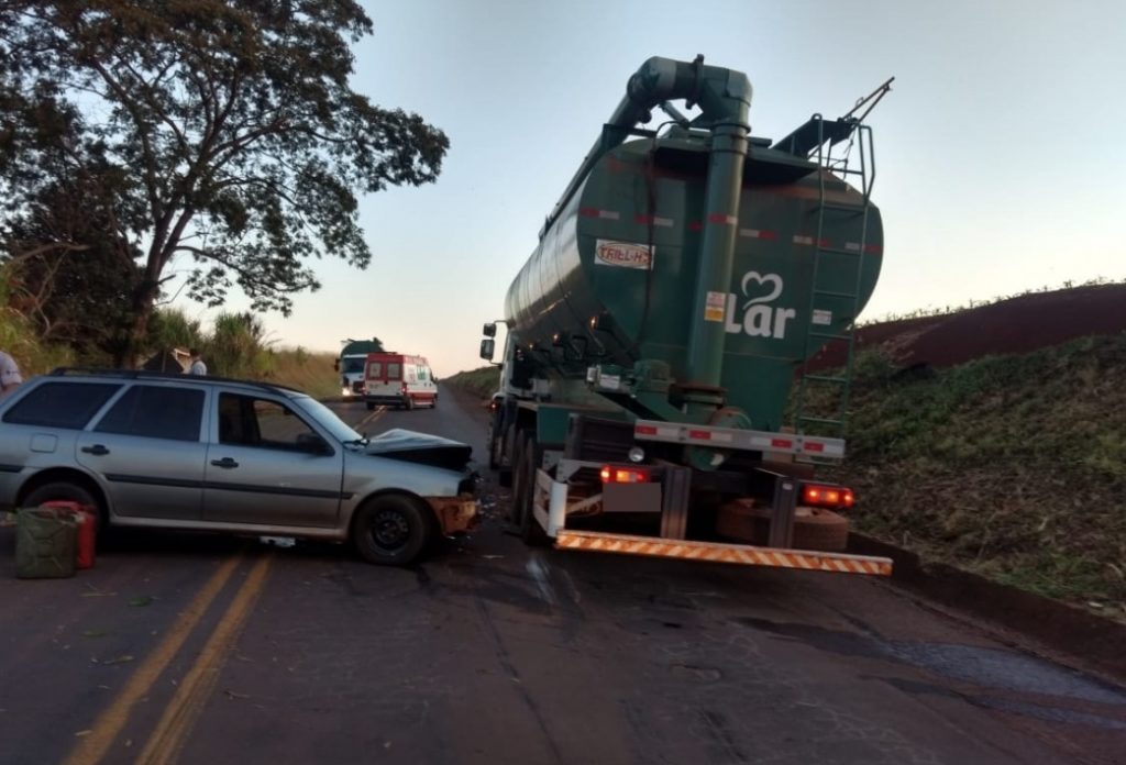 Acidente entre carro e caminhão deixa homem ferido em Itaipulândia Acidente entre carro e caminhão deixa homem ferido em Itaipulândia